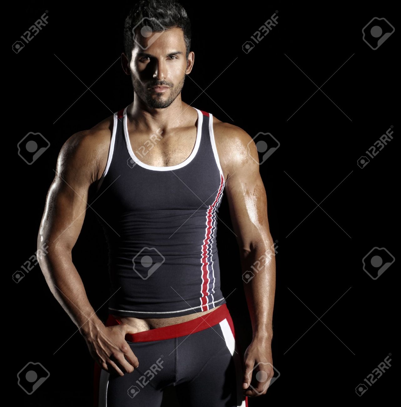 14732866-Muy-bien-construido-sexy-modelo-masculino-en-ropa-deportiva-de-moda-activo-contra-el-fondo-negro-con-Foto-de-archivo  |